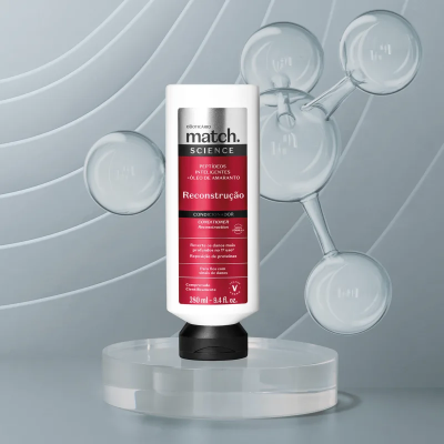 Condicionador Match Science Reconstrução em embalagem branca com detalhes vermelhos sobre suporte translúcido