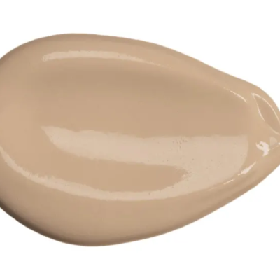 Mancha de base de maquilhagem bege clara com textura cremosa