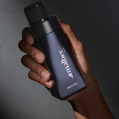 Frasco de perfume Malbec Noir de O Boticário na mão de uma pessoa