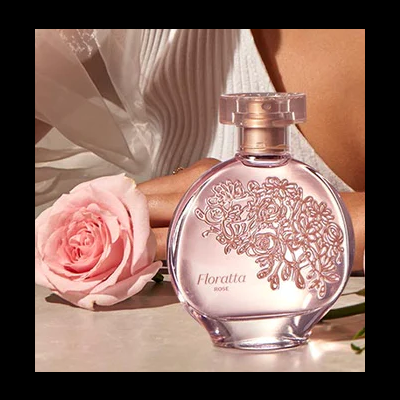 Frasco de perfume Floratta Rosé com rosa rosa ao lado