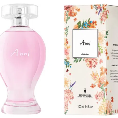 Frasco de perfume rosa com caixa floral ao lado