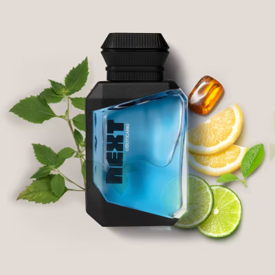 Frasco de perfume azul O BOTICÁRIO com folhas e frutas ao lado