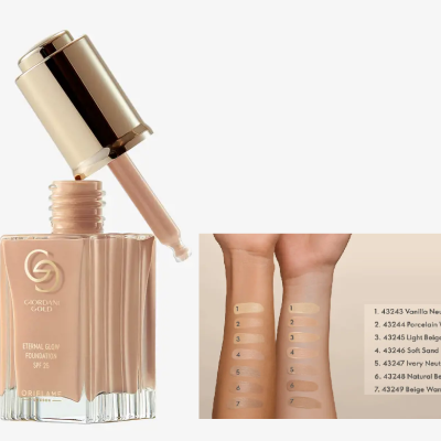 Frasco de base líquida bege com tampa dourada e tons da base aplicados em braços