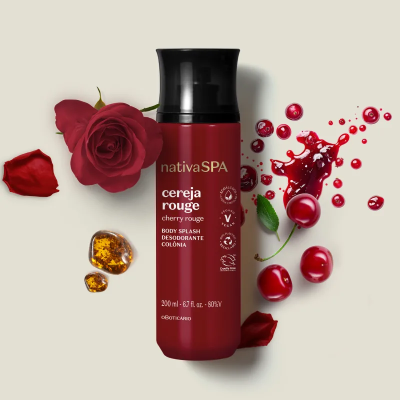 Frasco de body splash desodorizante Nativa SPA cereja rouge com elementos naturais ao redor