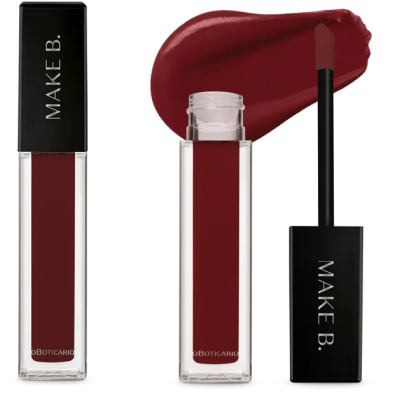 Batom liquido vermelho escuro MAKE B. em embalagem transparente com tampa preta.