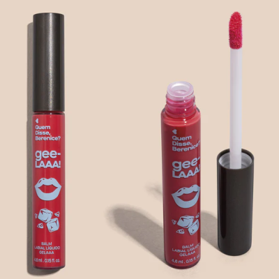 Frascos de gloss labial líquido gelado vermelhos com tampa preta, um aberto com aplicador, em fundo bege