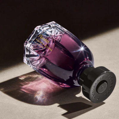 Frasco de perfume Roxo em vidro transparente com tampa preta e texto dourado