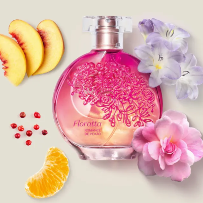Frasco de perfume Floratta Romance de Verão com flores e frutas ao redor