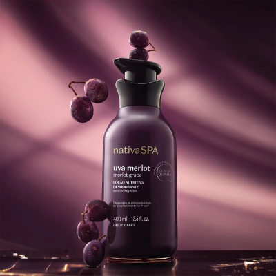 Frasco roxo de loção uva merlot da nativaSPA com uvas ao redor