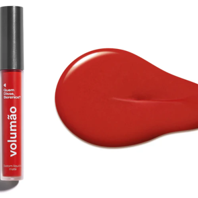 Batom líquido vermelho mate Volumão com embalagem preta e vermelha e amostra da cor