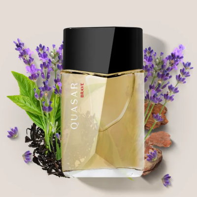 Frasco de perfume QUASAR BRAVE com tampa preta e elementos naturais à volta
