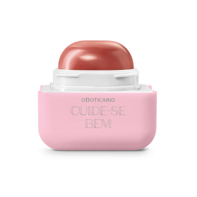 Desodorizante em creme O Boticário com embalagem rosa e tampa removida