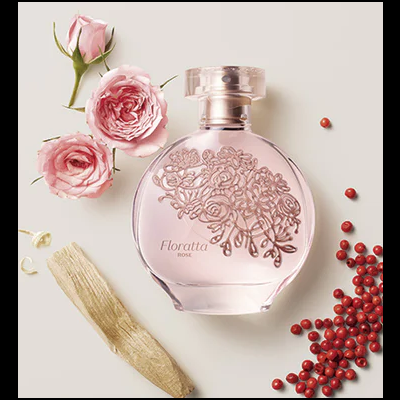 Frasco de perfume Floratta Rose com rosas e bagas ao redor