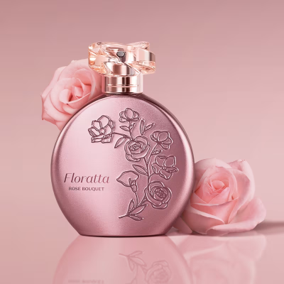 Frasco de perfume Floratta Rose Bouquet com relevo floral e rosas cor de rosa ao lado