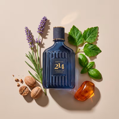 Frasco azul escuro de perfume Botica 214 com lavanda, folhas verdes, nozes e cristal âmbar