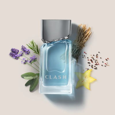 Frasco de perfume azul com tampa prateada e plantas ao redor