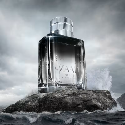 Frasco de perfume ZAAD Intense sobre rocha no mar