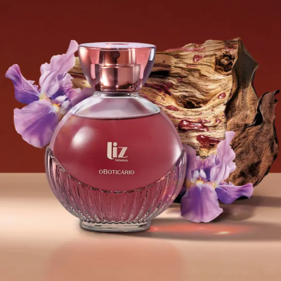 Frasco de perfume liz intenso O Boticário com flores e madeira
