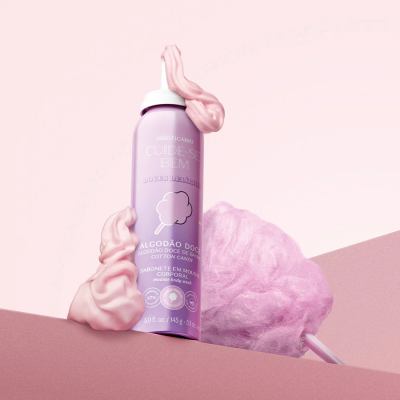 Frasco lilás de sabonete em mousse corporal com algodão doce rosa