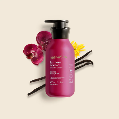 Frasco rosa de creme corporal Nativa SPA Lumière Orchid com dosador preto e orquídea