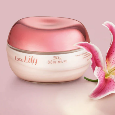 Creme Love Lily rosa com embalagem redonda e flor de lírio ao lado