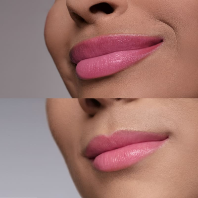 Lábios femininos com batom rosa em duas texturas diferentes, fundo cinza.