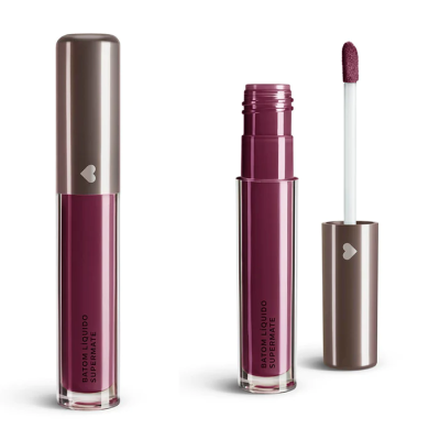 Dois batons líquidos cor vinho em frascos com tampa castanha, um aberto com aplicador visível.