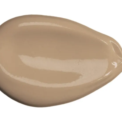 Amostra de base líquida de maquilhagem bege claro sobre fundo branco