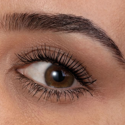 Olho castanho com pestanas longas e sobrancelha definida