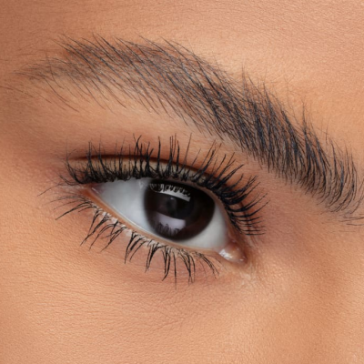 close-up de olho castanho com pestanas longas e sobrancelha espessa