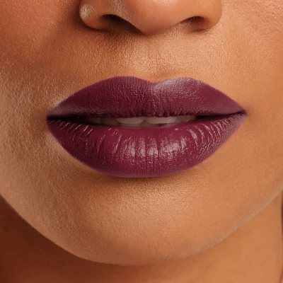 Lábios com batom roxo mate em pele castanha clara