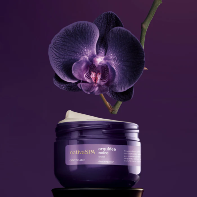 Creme nativaSPA orquídea noire em pote roxo com flor de orquídea roxa