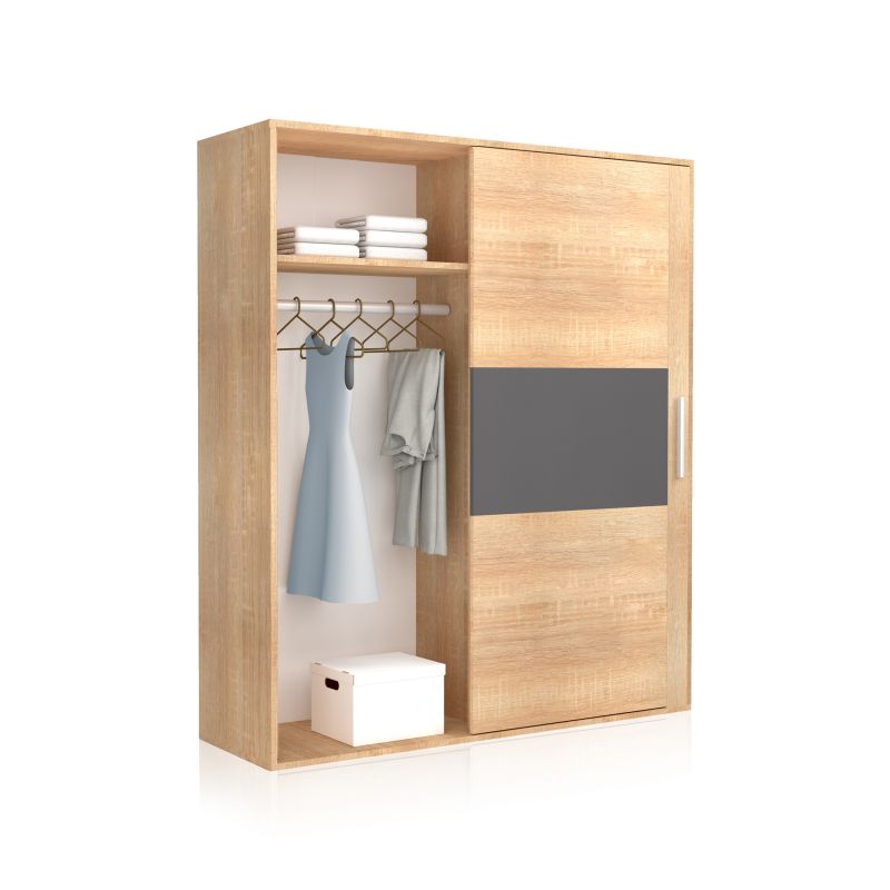Roupeiro de madeira clara com portas de correr e espaço aberto com cabides, prateleira e caixa branca