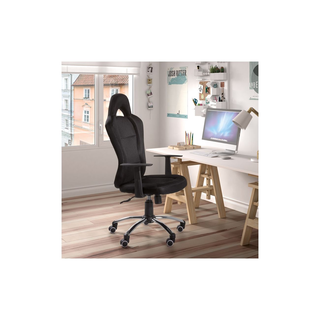 Cadeira de escritório preta com base cromada e rodas em ambiente de trabalho moderno