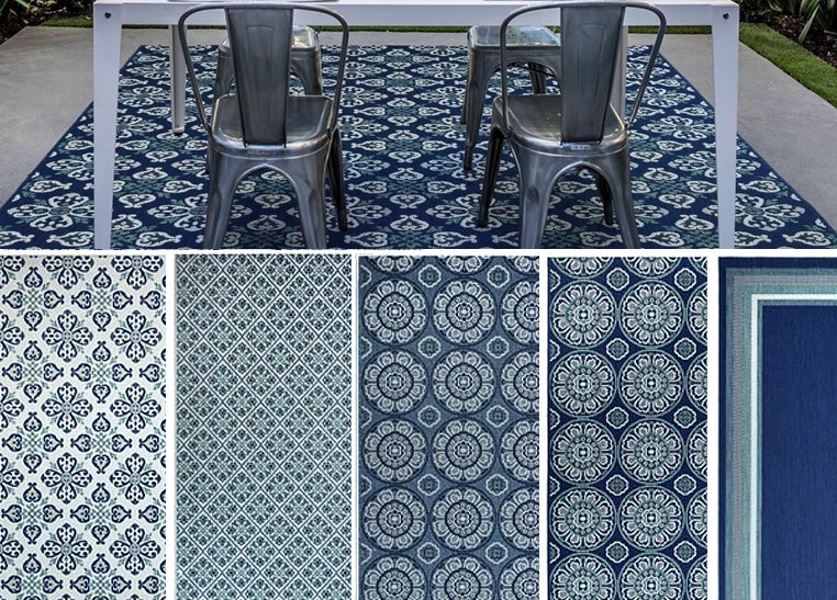 Tapete azul e branco padrão geométrico com mesa branca e cadeiras metálicas cinzentas