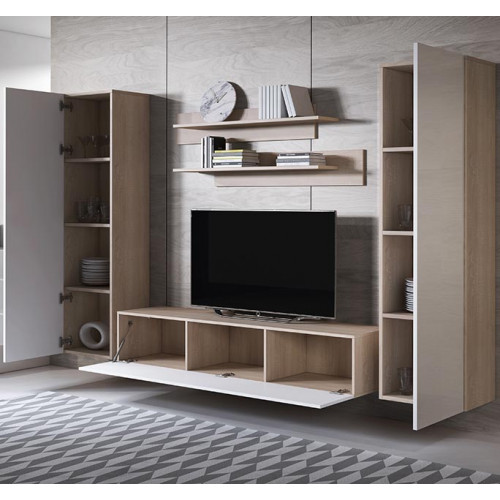 Móvel de TV modular em madeira clara com prateleiras e portas abertas, fundo de parede estampado e tapete cinzento geométrico.