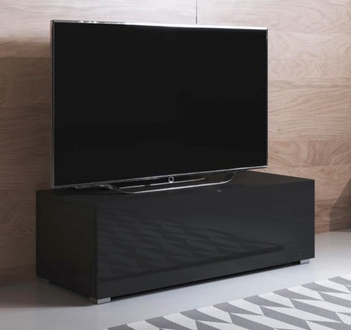 Televisor preto sobre móvel baixo preto laqueado em ambiente com parede de madeira e tapete cinzento geométrico