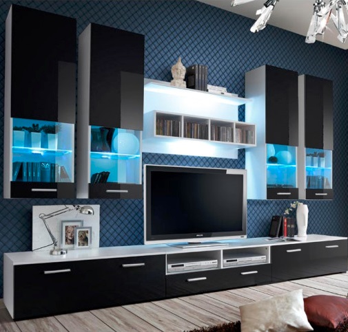 Móvel de sala de estar preto e branco com prateleiras iluminadas e decoração sobre parede azul texturizada