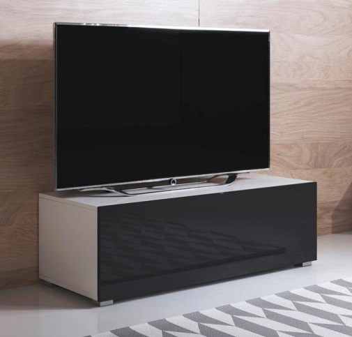 Televisão preta sobre móvel branco com porta preta em ambiente interior