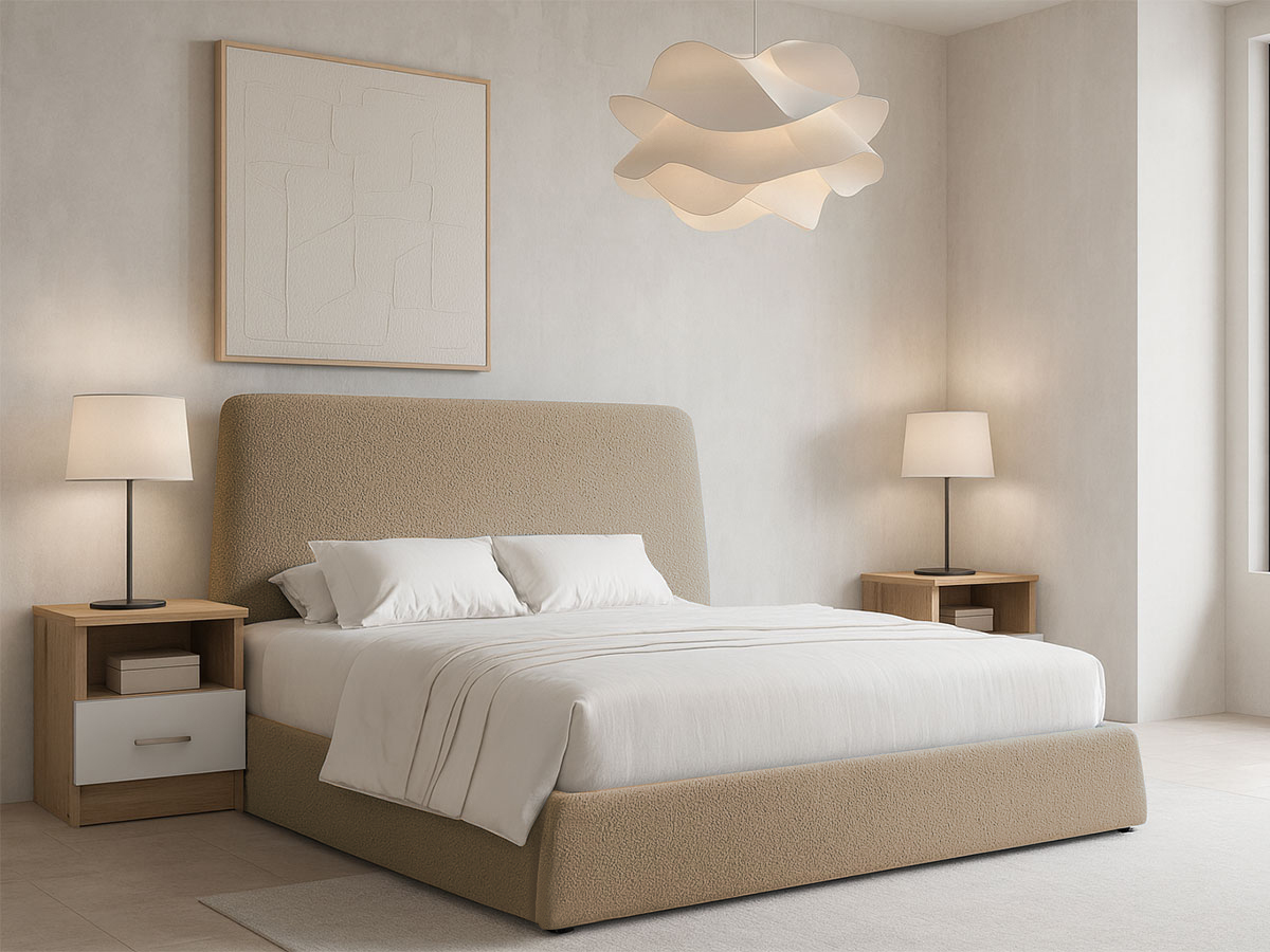 Quarto moderno com cama bege, mesas de cabeceira em madeira e candeeiro de teto branco