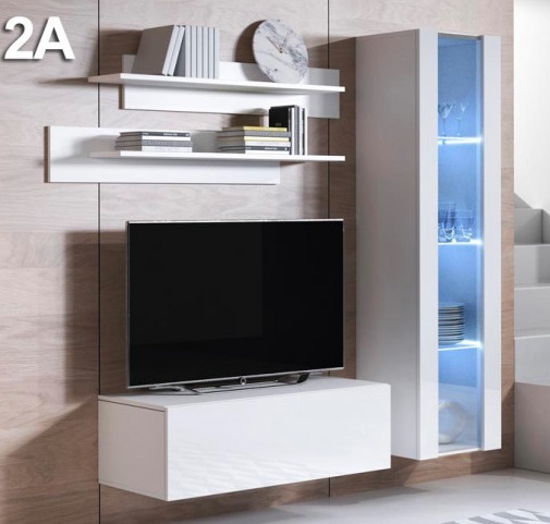 Móvel de sala branco com armário de vidro, duas prateleiras e aparador com televisão montados na parede