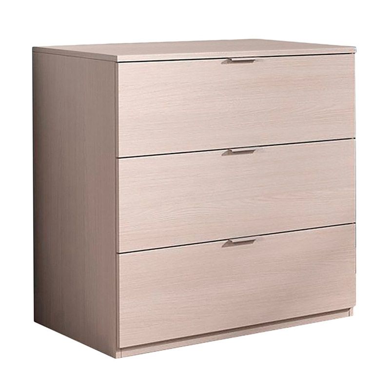 Cómoda de madeira clara com três gavetas e pequenos puxadores metálicos