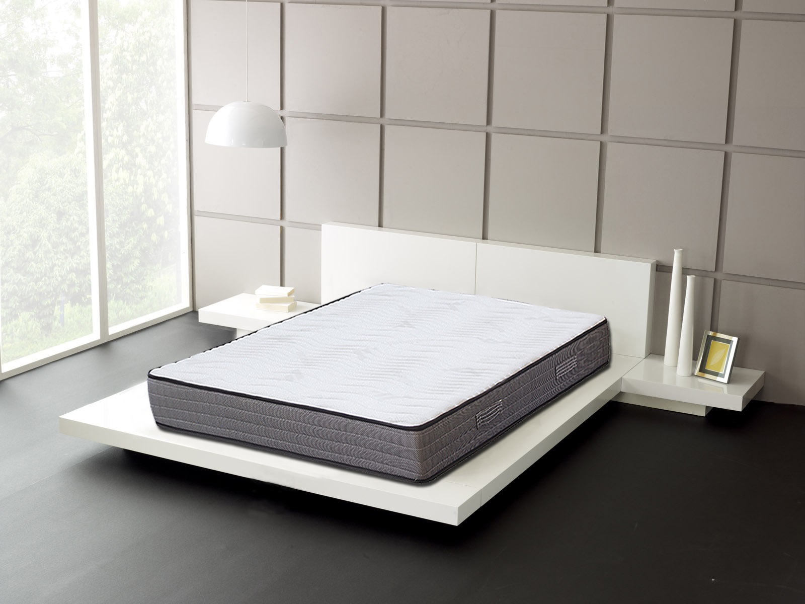 Colchão branco e cinza sobre base de cama branca flutuante em quarto minimalista