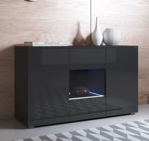 Móvel preto brilhante com decoração branca e parede de madeira clara