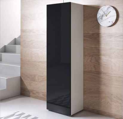 Armário alto preto brilhante e cinza junto a parede de madeira com relógio marmore