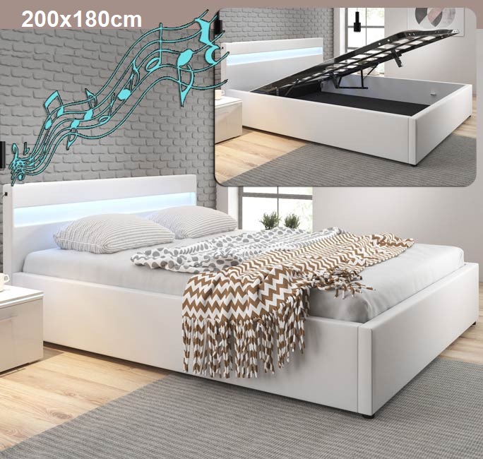 Cama branca estofada com cabeceira iluminada e armazenamento aberta em quarto moderno