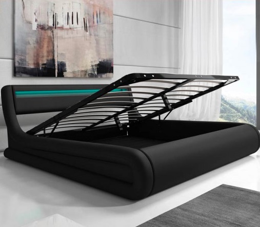 Cama preta com estrutura modernista e arrumação debaixo da base aberta