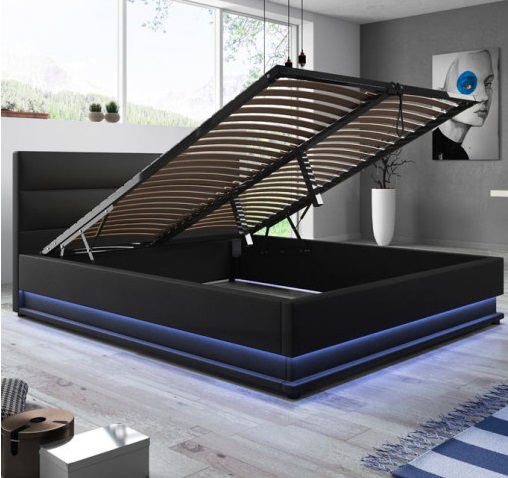 Cama preta com suporte de ripas de madeira aberta com iluminação LED azul numa base retangular