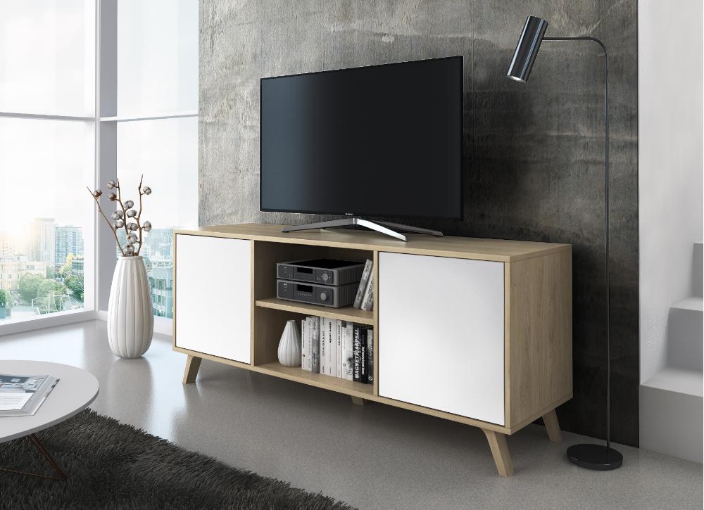 Móvel TV em madeira clara com portas brancas e decoração moderna
