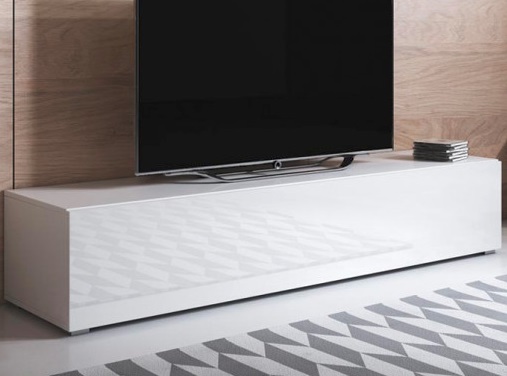 móvel branco brilhante para sala com televisão e tapete geométrico